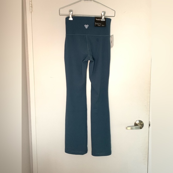 TnaBUTTER™ Atmosphere Flare Hi-Rise Legging - Picture 8 of 12